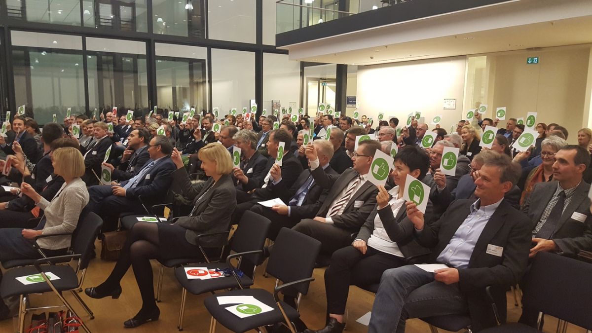 Das Publikum stimmt zum Wirtschaftsforum der Stadt Zwickau zu verschiedenen Fragestellungen der Energiewende ab.