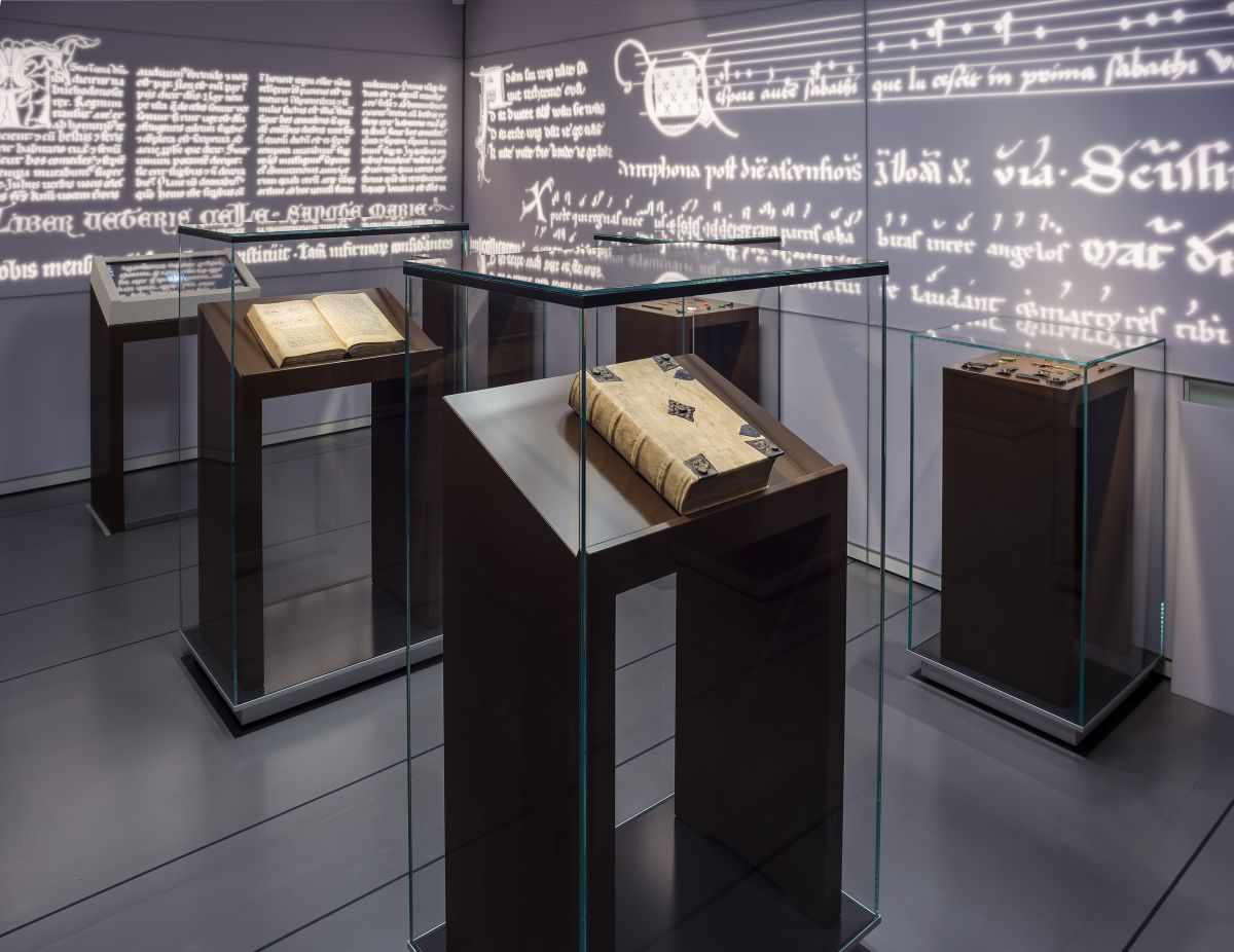 In filigranen und aufwändig klimatisierten Vitrinen sind Reproduktionen von über 800 Jahre alten Schriftstücken und zeittypische Schreibwerkzeuge ausgestellt.