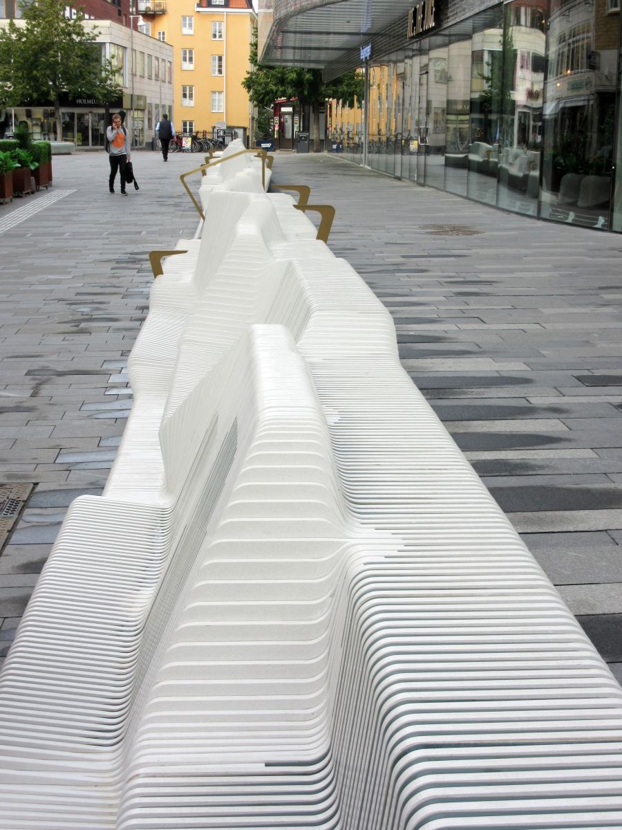 65 Meter lange Sitzbank im Zentrum von Uppsala